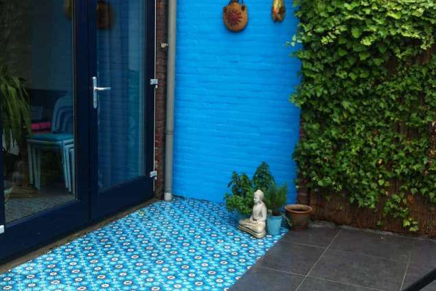 vrolijke blauwe kleuren met combinatie van keramsche tegels arduin look met blauwe mozaik stenen